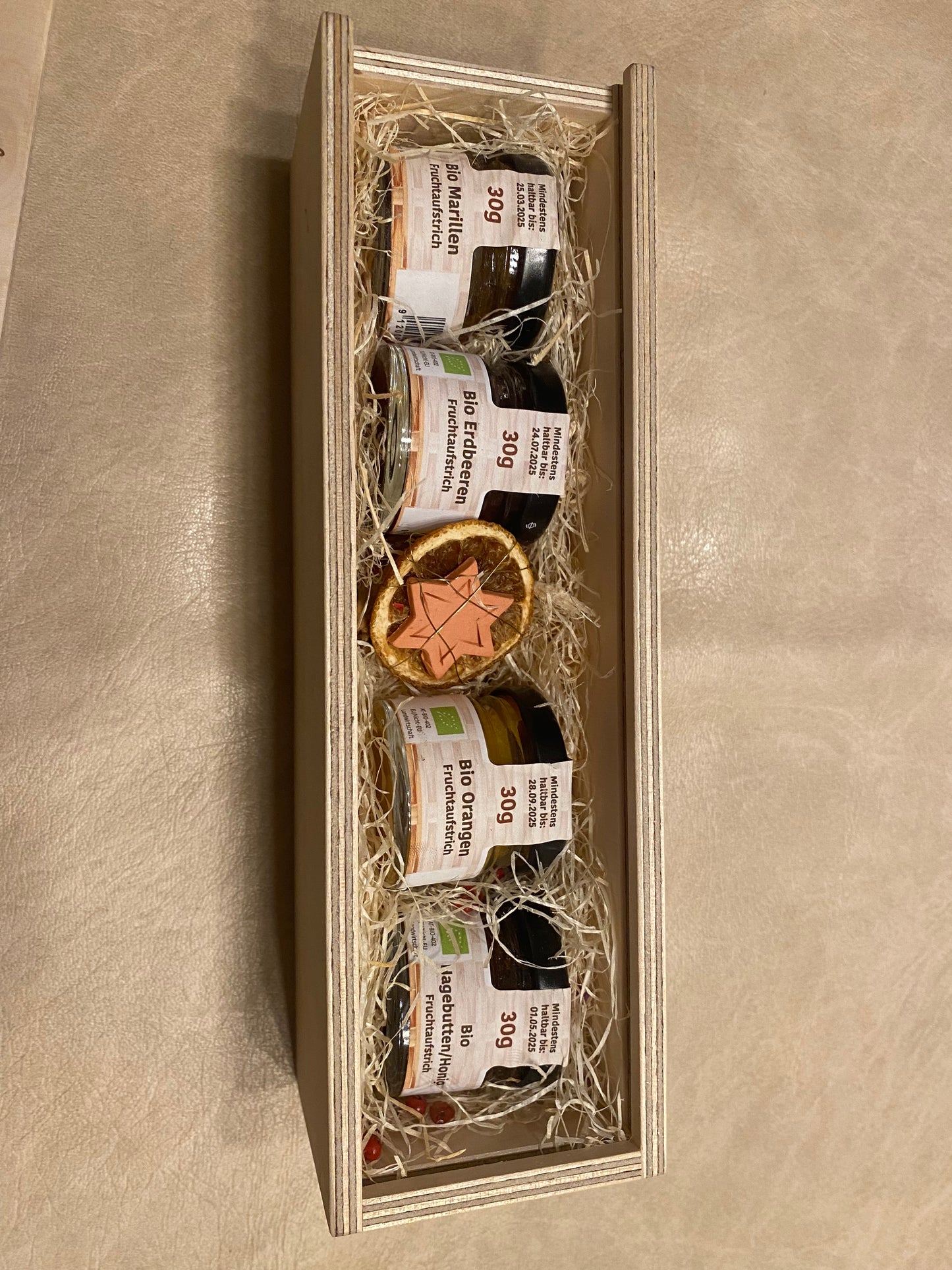 Holz Kistl mit Kl.Fruchtaufstricheb